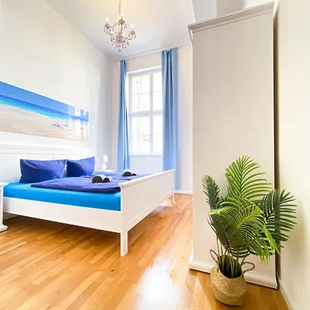 Grosse 3-raum Luxus-unterkunft Mit 2 Badern, Waschtrockner & Kostenfreier Tiefgarage In Innenstadtnahe Apartment